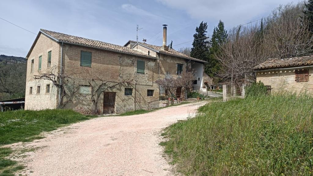 Casa colonica a San Severino Marche, 7 locali, 1 bagno, 350 m²