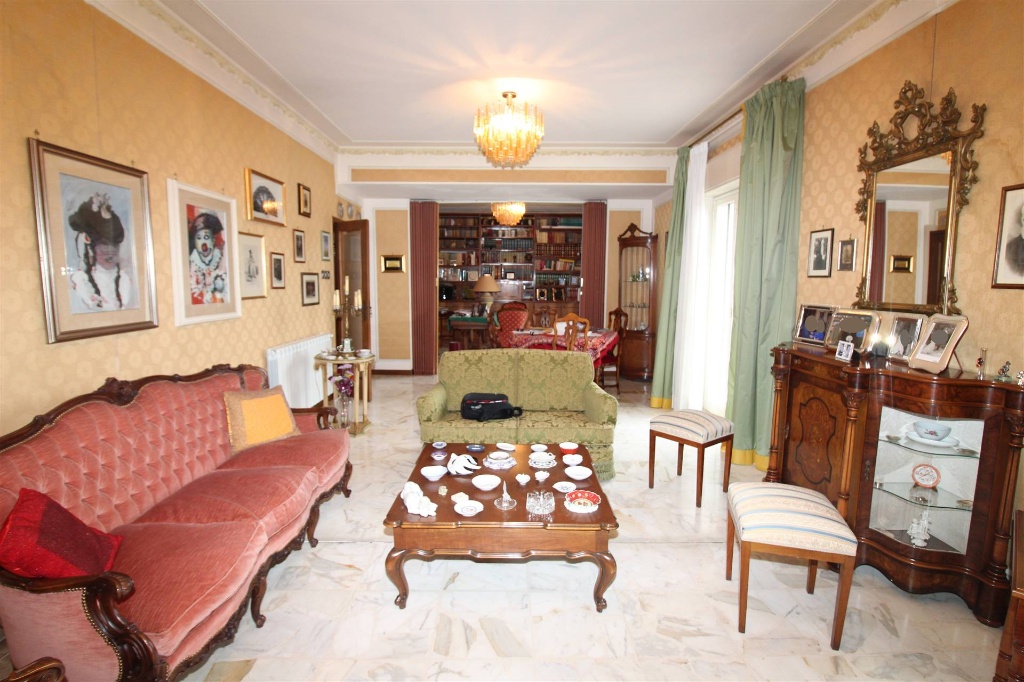 Appartamento in VIA GARIBALDI, Lentini, 7 locali, 2 bagni, 160 m²
