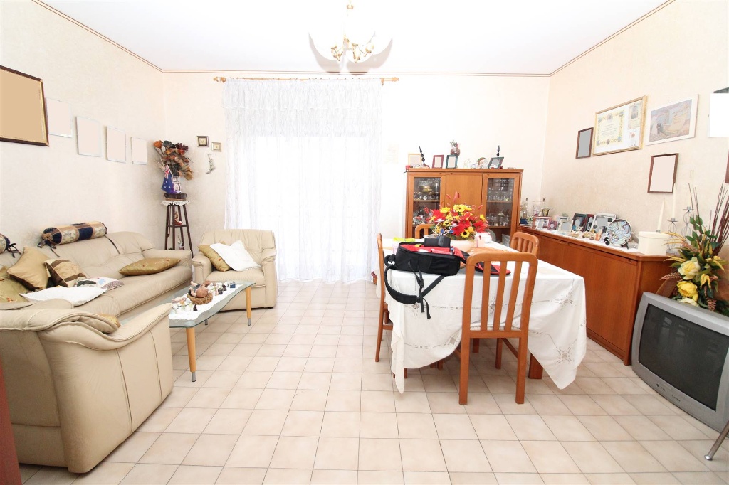 Appartamento in VIA VIETRI, Lentini, 5 locali, 2 bagni, 110 m²