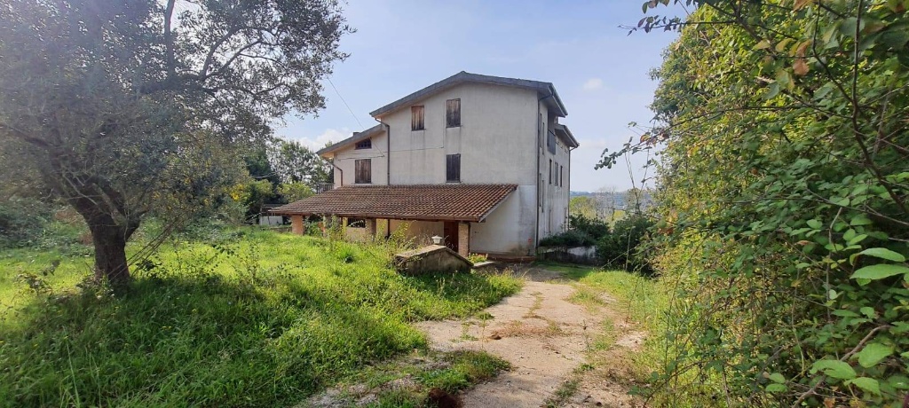 Villa in VIA SERRONI, Giffoni Sei Casali, 6 locali, 2 bagni, 400 m²
