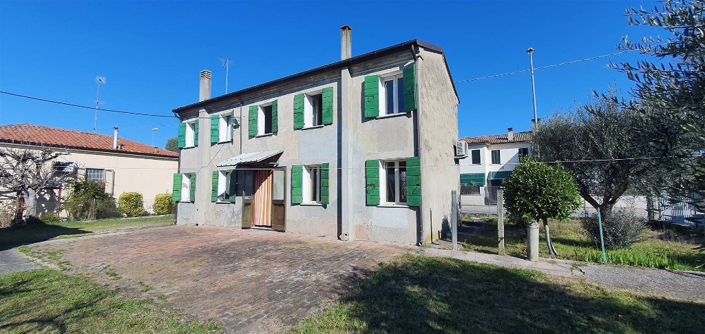 Casa indipendente a Solesino, 5 locali, 1 bagno, 130 m² in vendita