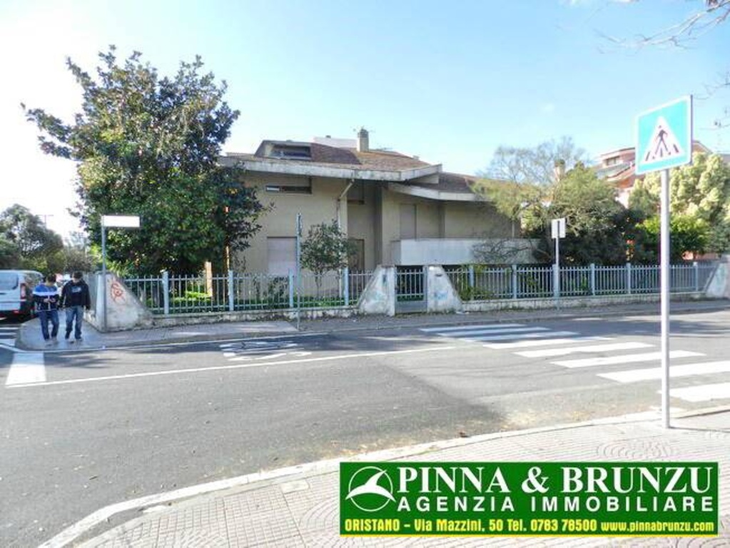 Villa in VIA VENEZIA, Oristano, 8 locali, 4 bagni, giardino privato