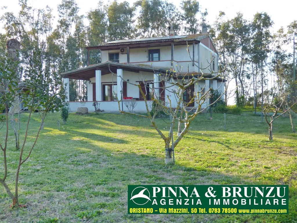Villa a Santa Giusta, 8 locali, 2 bagni, giardino privato, 250 m²