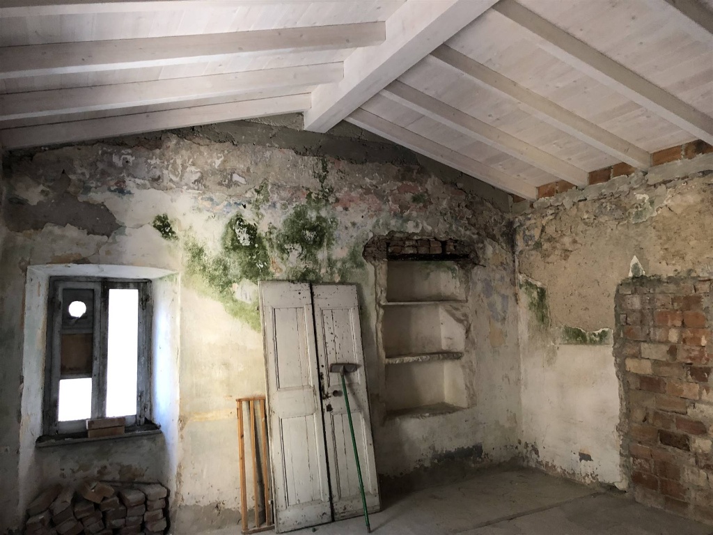 Quadrilocale a Carrara, 1 bagno, 100 m², 2° piano, da ristrutturare