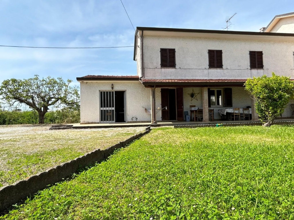 Villa trifamiliare a Camaiore, 7 locali, 1 bagno, giardino privato