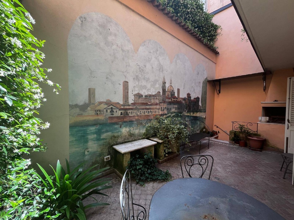 Casa indipendente a Mantova, 10 locali, 3 bagni, giardino privato