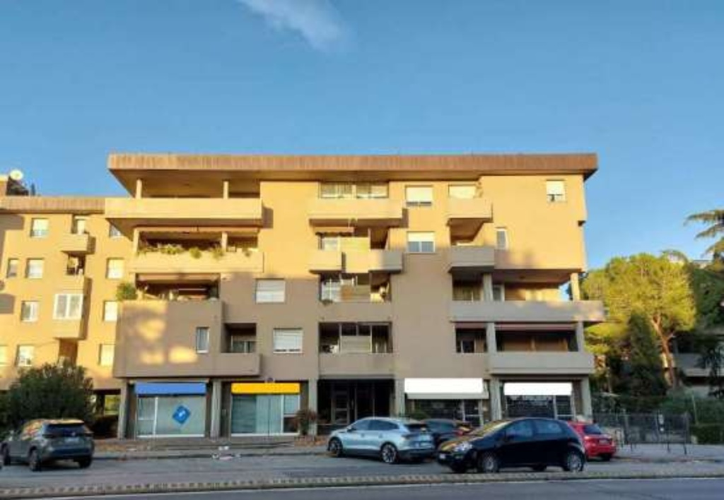 Appartamento in Via Catani, Prato, 8 locali, garage, 151 m² in vendita