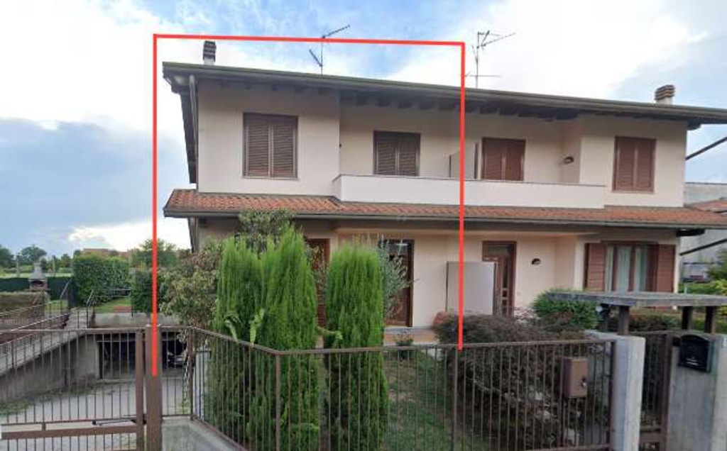 Porzione di casa in Via Bolzano, Cardano al Campo, 6 locali, 103 m²
