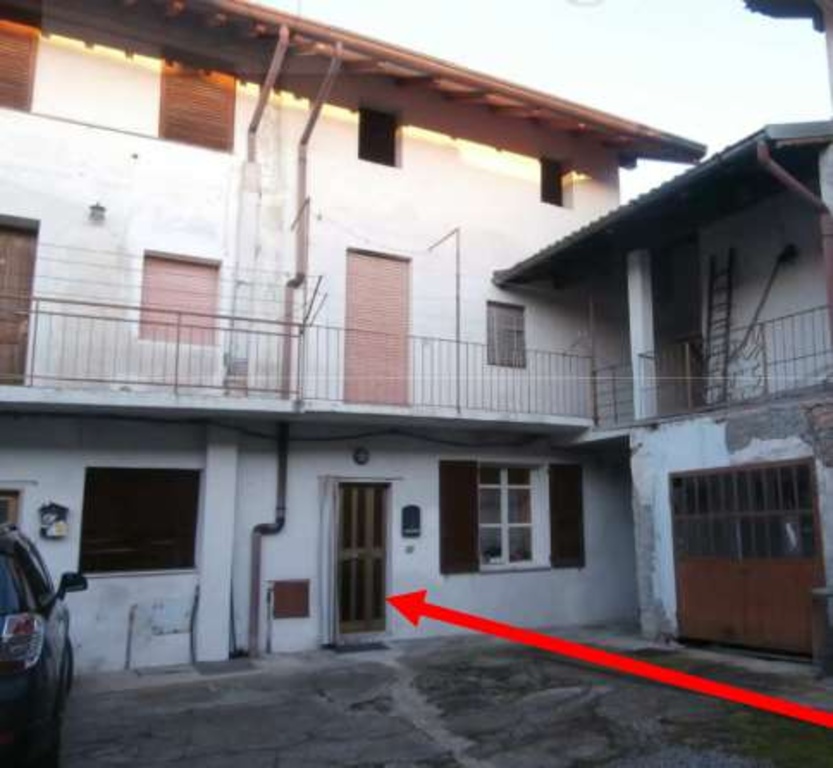 Porzione di casa in Via Canton Lombardo, Gorla Maggiore, 6 locali