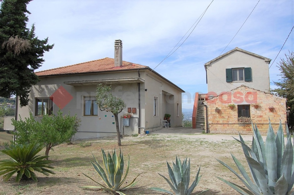 Casa indipendente in Castelvecchio, Atri, 8 locali, 3 bagni, 350 m²