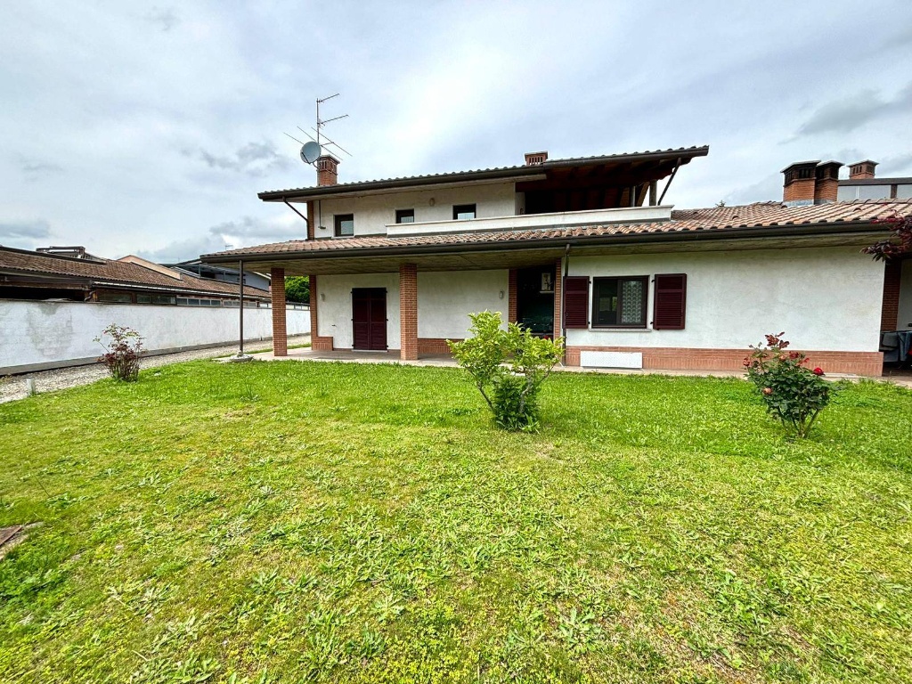Villa singola a Castellazzo Bormida, 8 locali, 3 bagni, con box