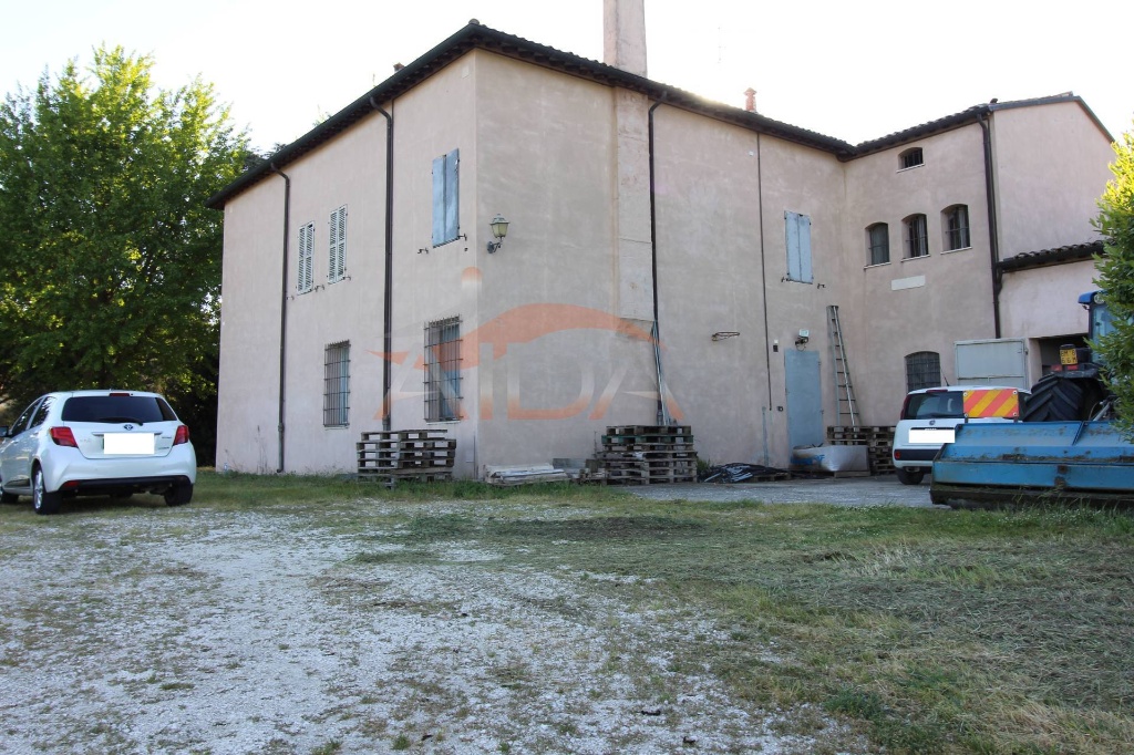 Villa in Via Carrarone Chiesa, Ravenna, 12 locali, 2 bagni, con box