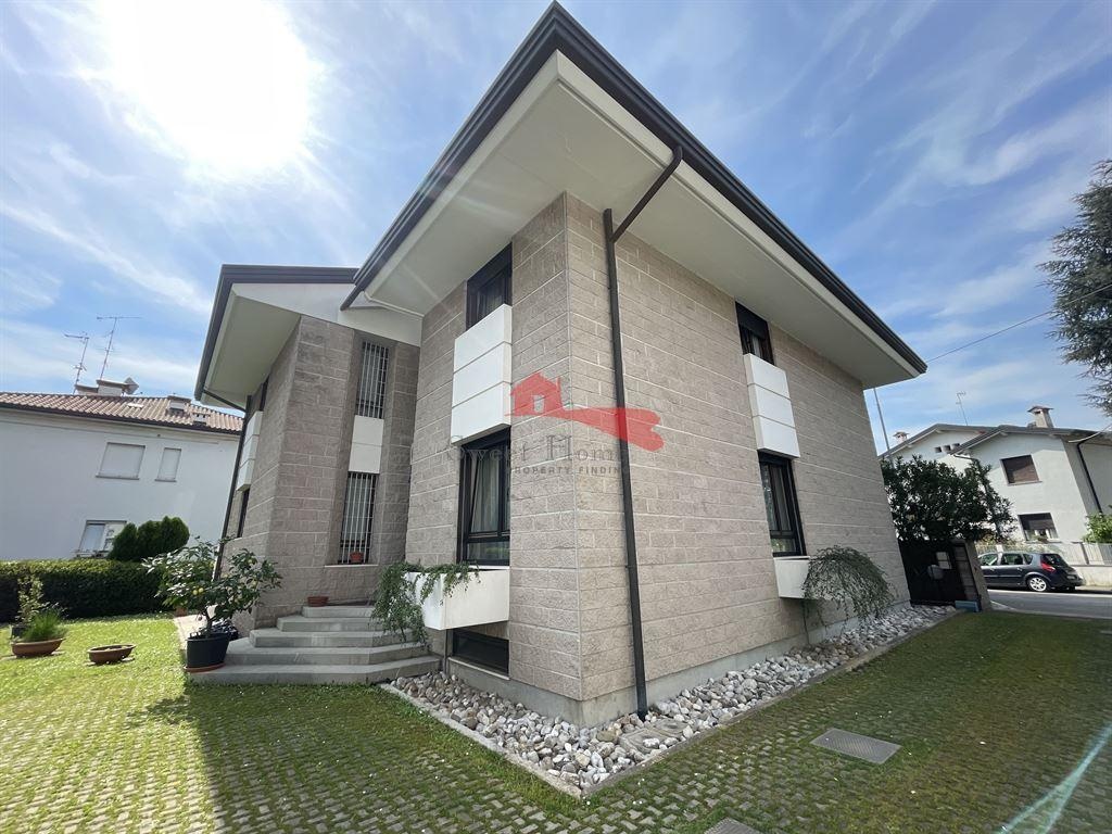 Villa a Udine, 14 locali, 3 bagni, con box, arredato, 460 m², terrazzo
