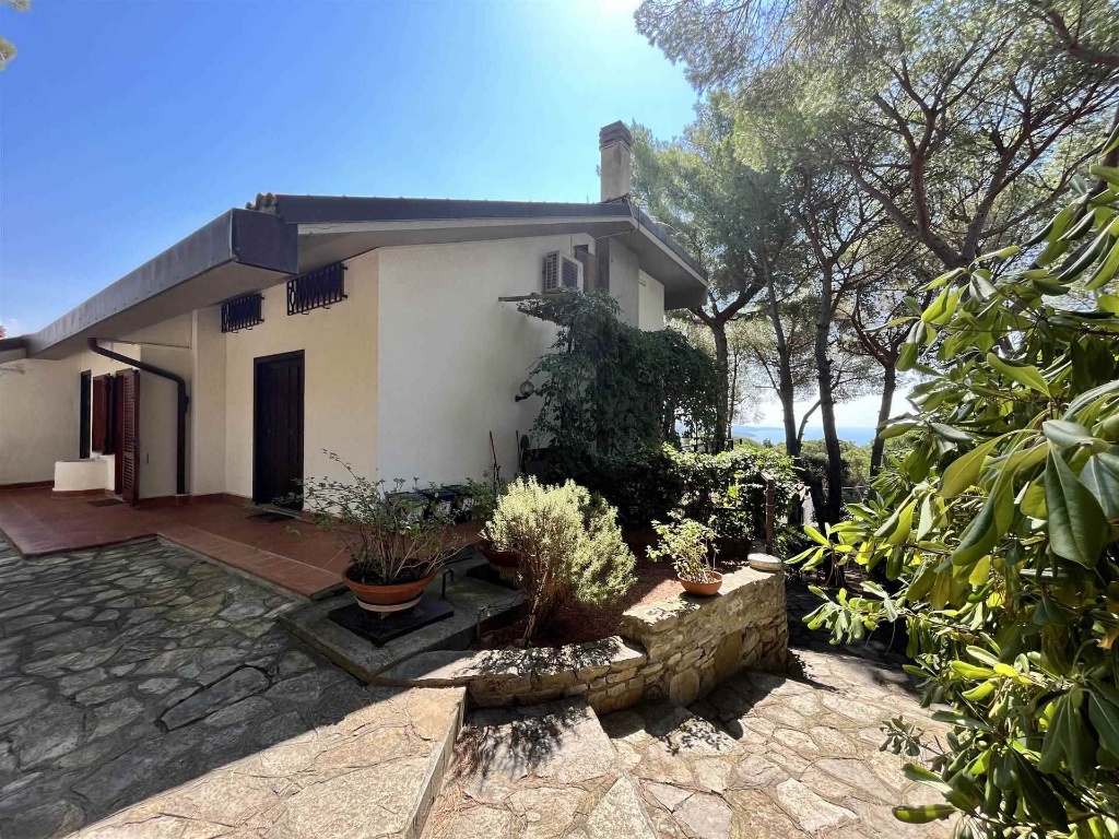 Villa a Livorno, 10 locali, 3 bagni, giardino privato, 225 m²