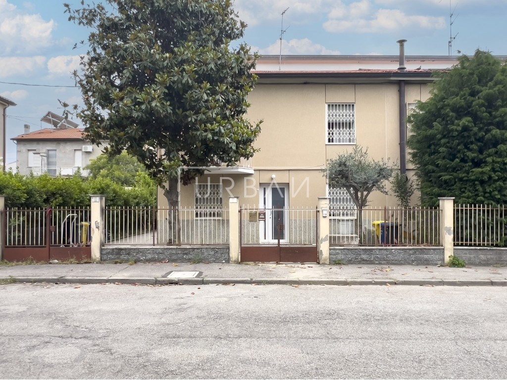 Appartamento in VIA UGOLINI, Forlì, 6 locali, 2 bagni, garage