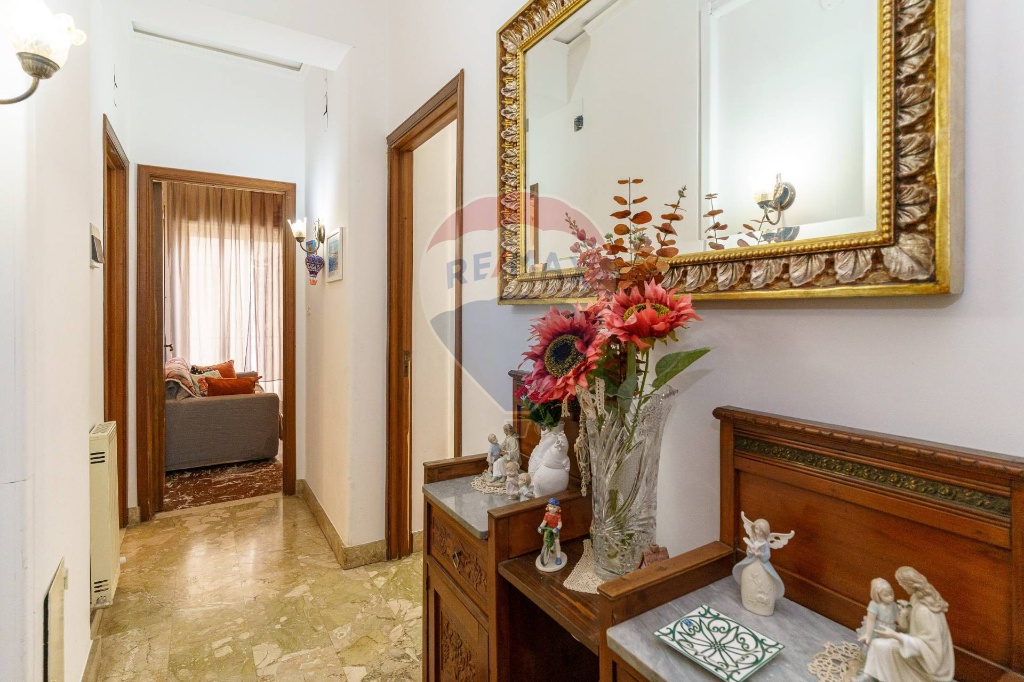 Appartamento in Via Lombardia, Acireale, 5 locali, 1 bagno, con box