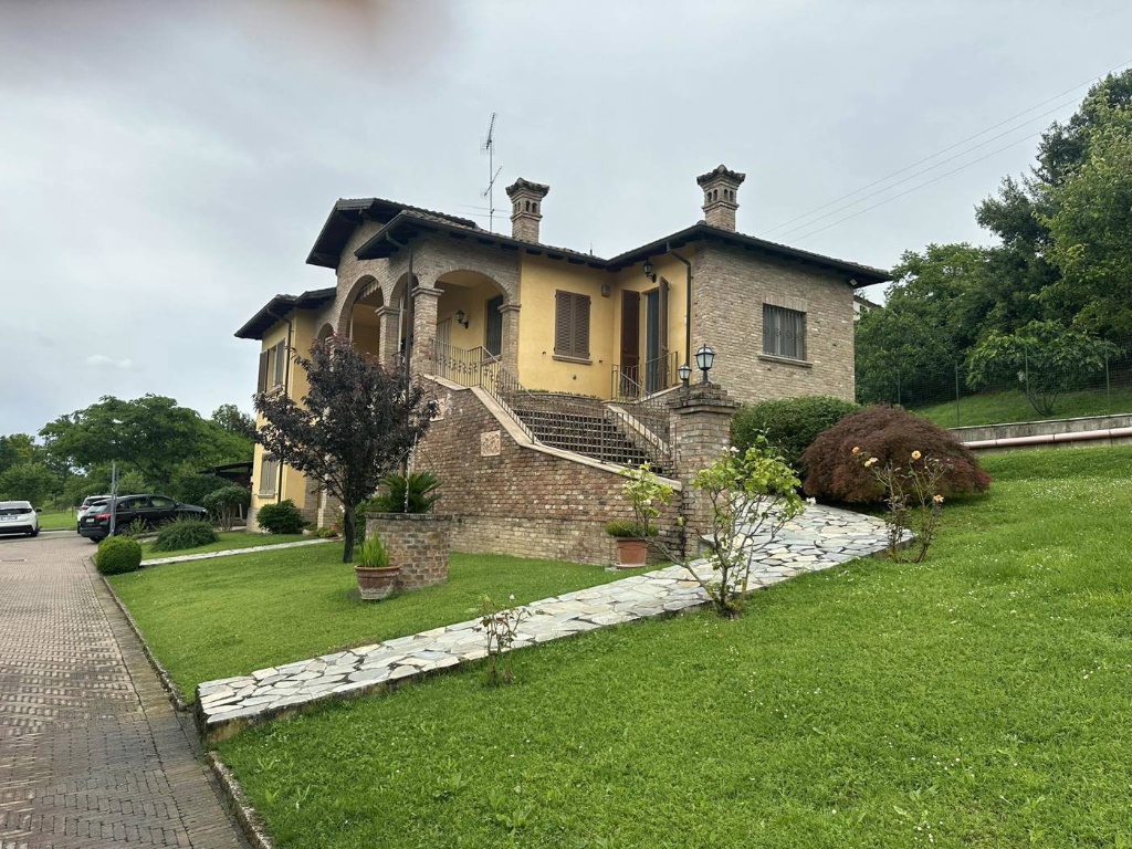 Villa singola in Via Fratelli Cairoli 22, Torricella Verzate, 6 locali