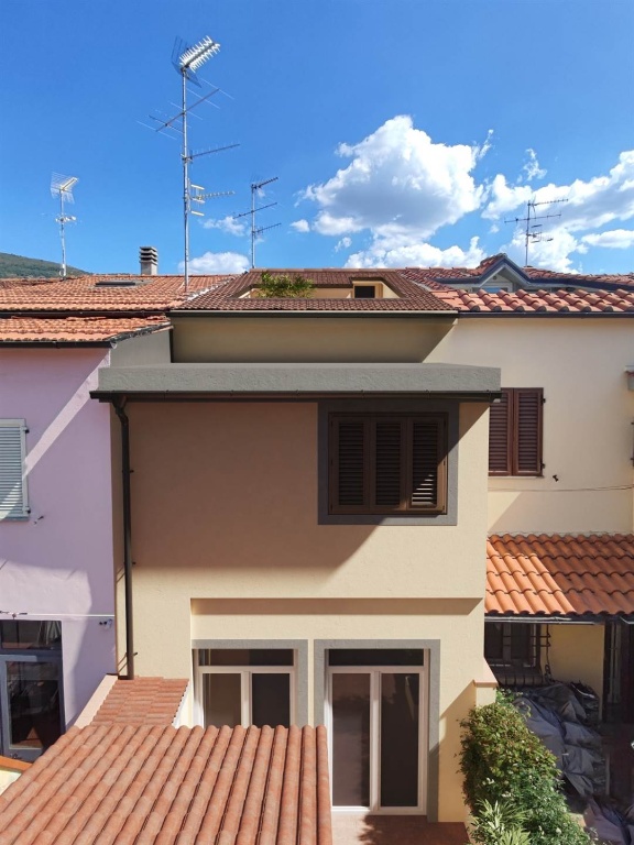 Terratetto - terracielo a Prato, 4 locali, 2 bagni, posto auto, 92 m²