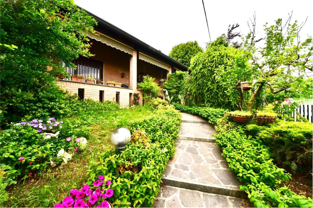 Villa in Via Rizzo 23, Gerenzano, 4 locali, 2 bagni, giardino privato