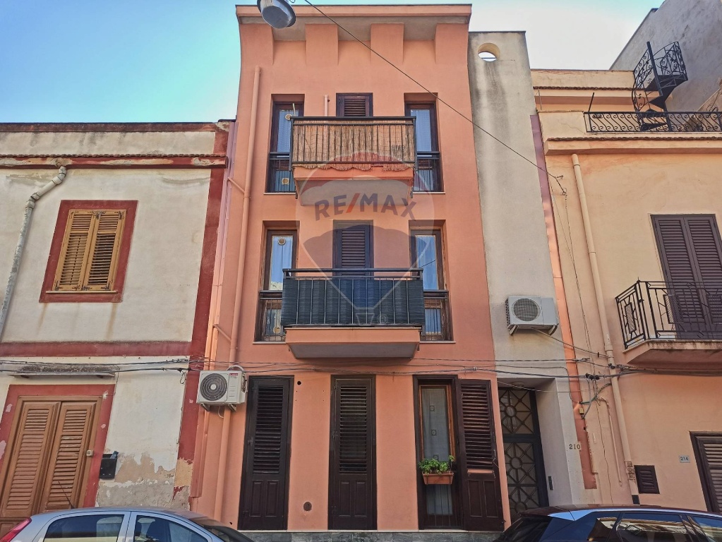 Appartamento in Via Imbriani, Cinisi, 5 locali, 2 bagni, con box