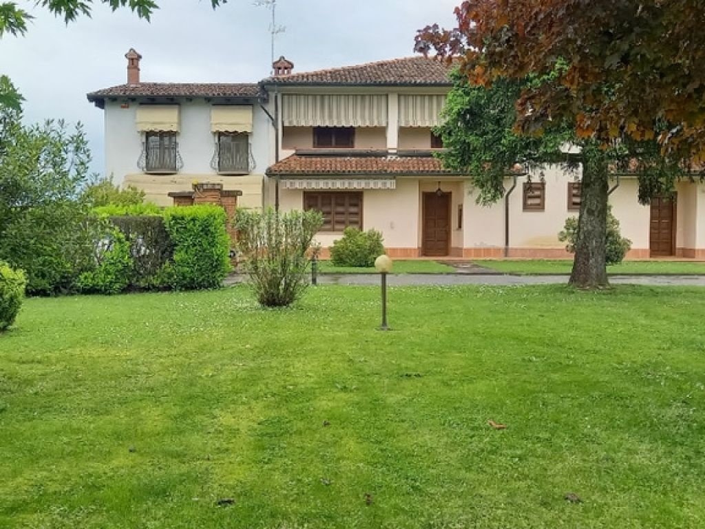 Casa semindipendente a Pieve Porto Morone, 5 locali, giardino privato