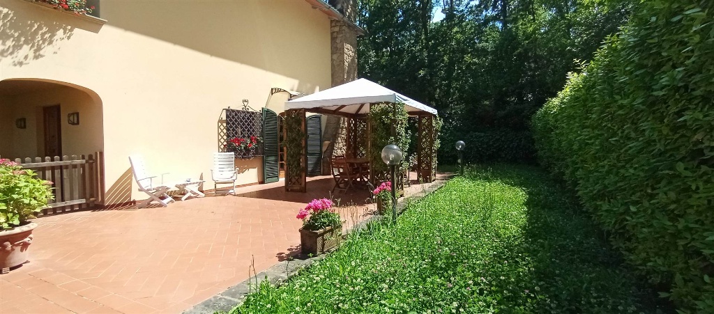Villa a Pistoia, 8 locali, 3 bagni, giardino privato, posto auto