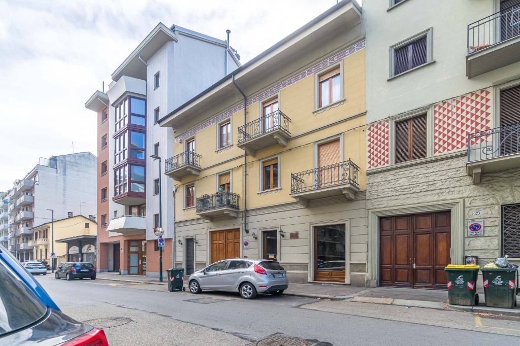 Appartamento in Via Bainsizza, Torino, 9 locali, 3 bagni, posto auto