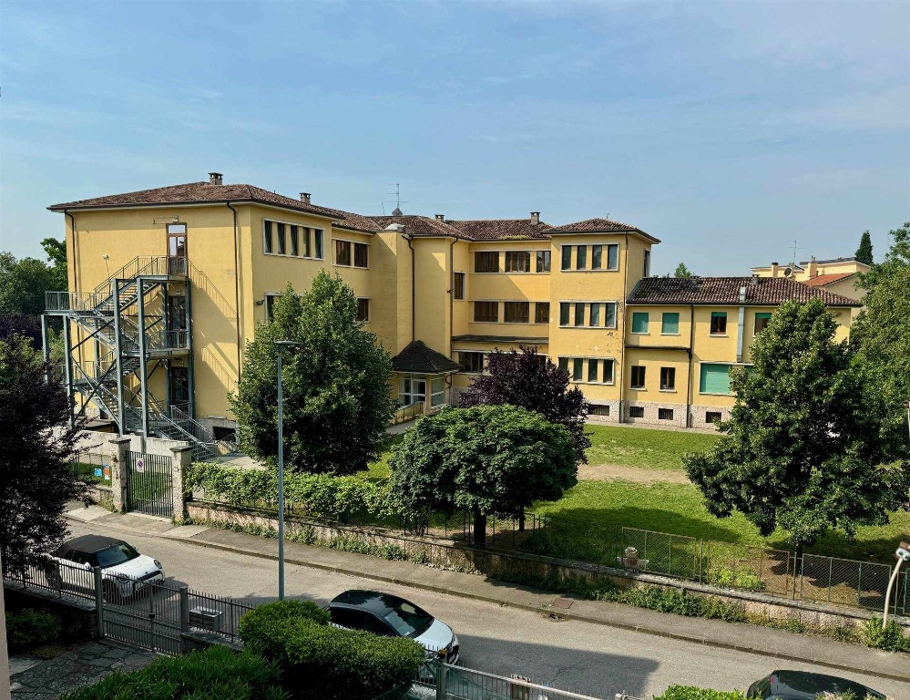 Quadrilocale a Verona, 1 bagno, 86 m², 2° piano, classe energetica G