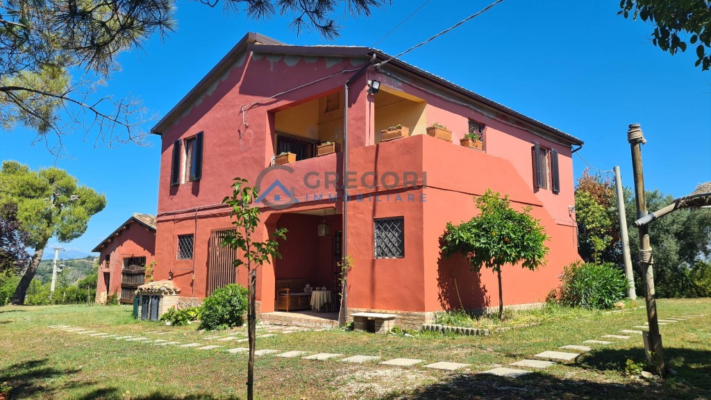 Villa singola in Via Palombare, Sant'Omero, 7 locali, 2 bagni, con box