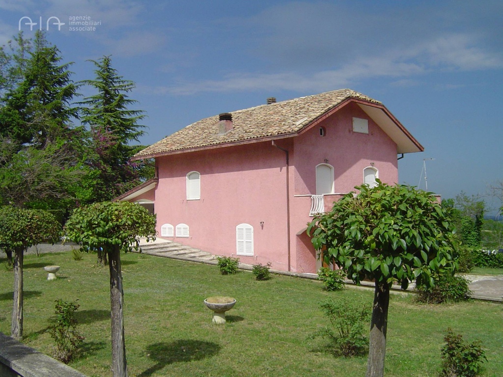 Casa indipendente in Zona Collinare, Montalto delle Marche, 12 locali