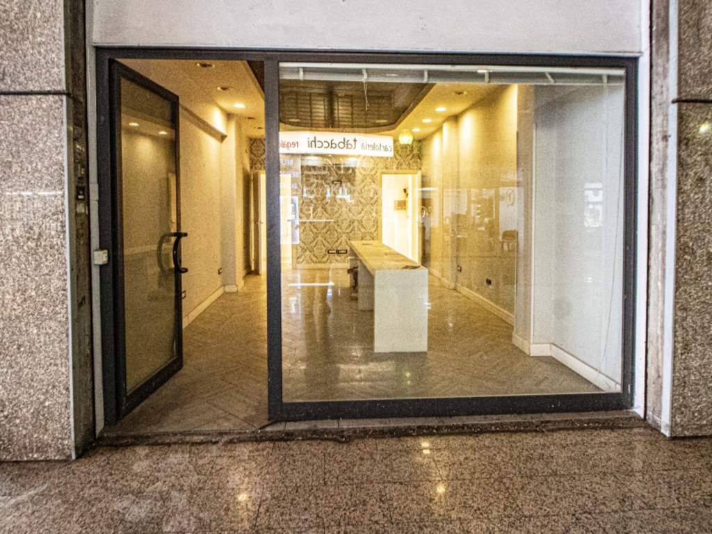 negozio in vendita a Roma in zona Don Bosco