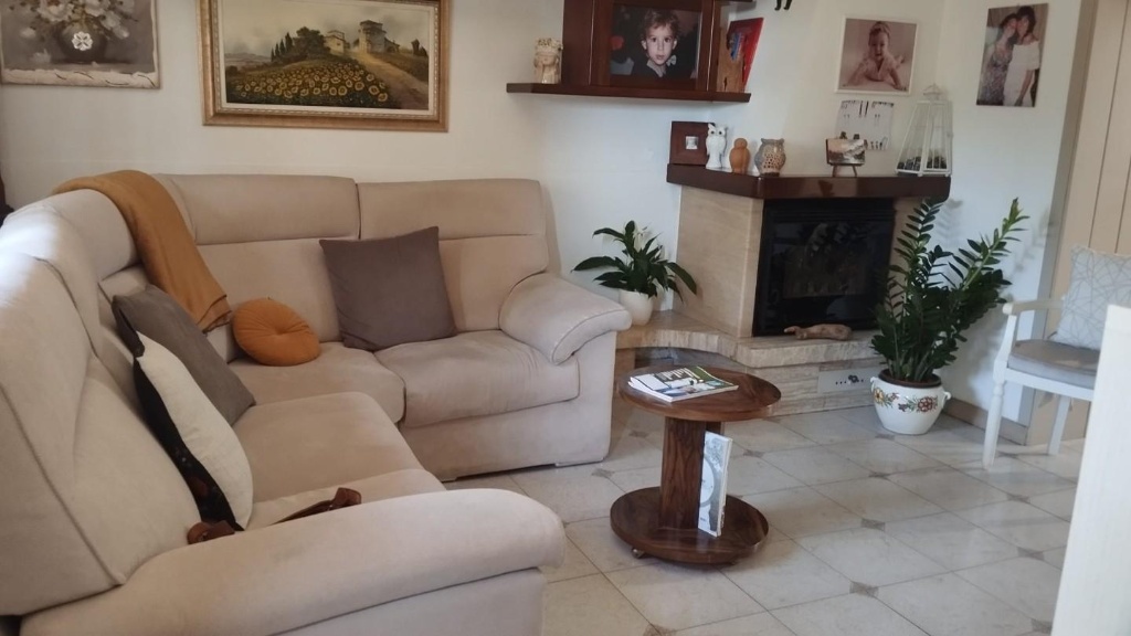 casa indipendente in vendita a Cascina in zona Latignano