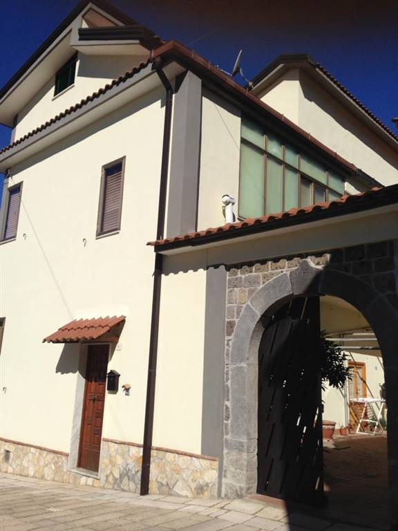 Casa indipendente in Via Solitario, Formicola, 12 locali, 3 bagni