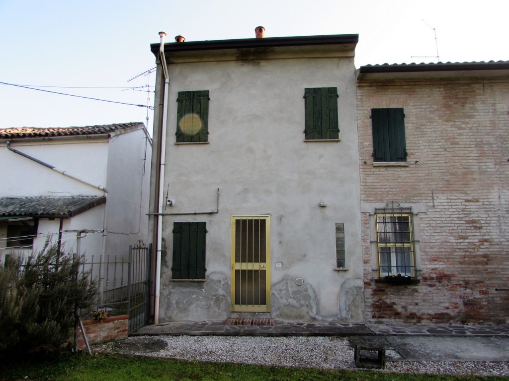 Casa indipendente a Copparo, 4 locali, 1 bagno, posto auto, 110 m²