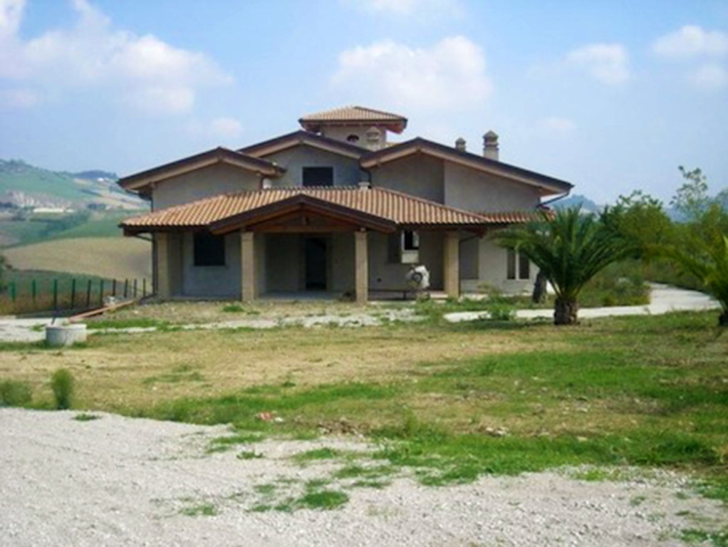 Villa singola a Teramo, 15 locali, 6 bagni, giardino privato, con box