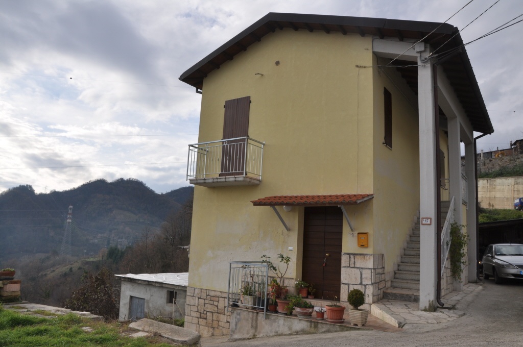 Casa indipendente a Roccafluvione, 9 locali, 2 bagni, 140 m²