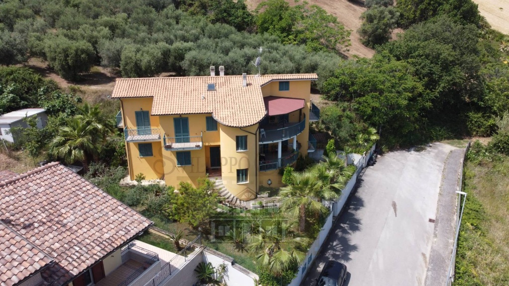 Villa a Colonnella, 11 locali, 5 bagni, con box, 400 m², buono stato