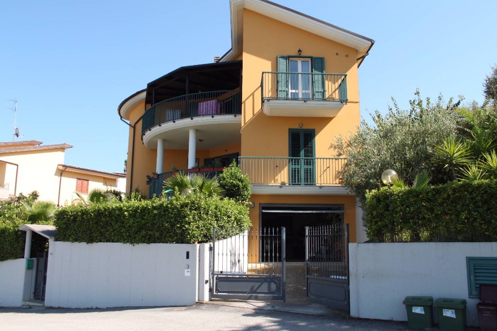 Villa a Colonnella, 11 locali, 5 bagni, con box, 400 m², buono stato