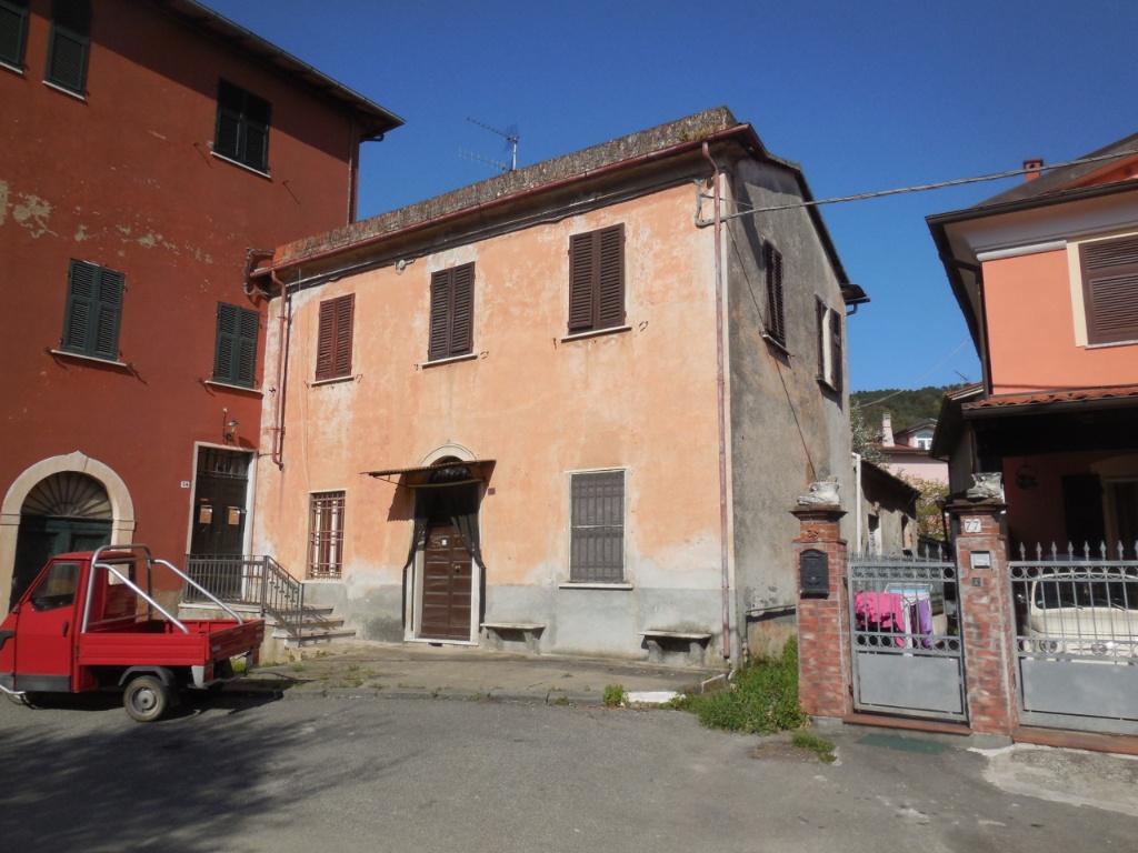 Casa semindipendente a Castelnuovo Magra, 10 locali, giardino privato