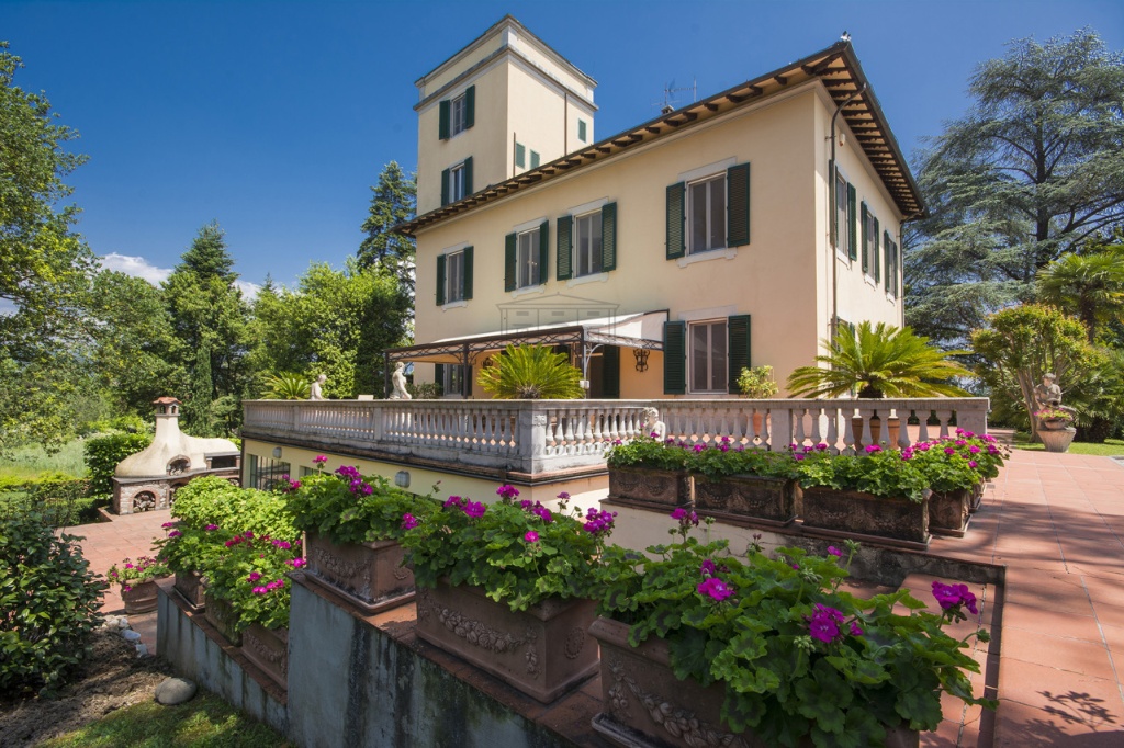 Villa a Lucca, 20 locali, 5 bagni, giardino privato, garage, arredato