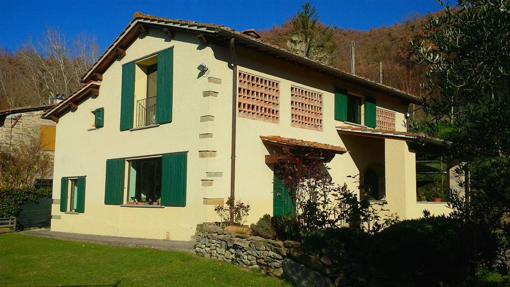 Casa colonica a Vicchio, 8 locali, 4 bagni, 130 m² in vendita