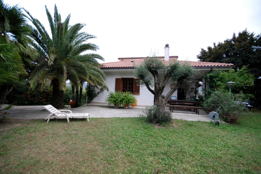 Villa singola a Spinetoli, 12 locali, 4 bagni, giardino privato
