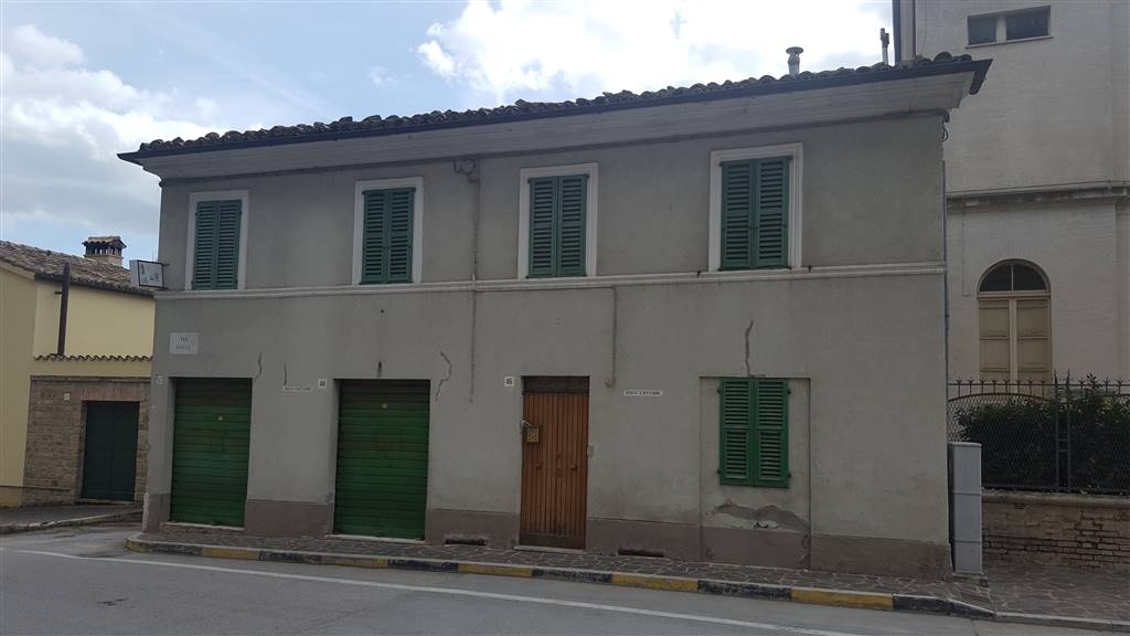 Casa indipendente a Castelbellino, 5 locali, 2 bagni, giardino privato