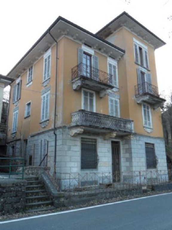 Casa indipendente a Tornolo, 5 locali, 450 m², classe energetica G