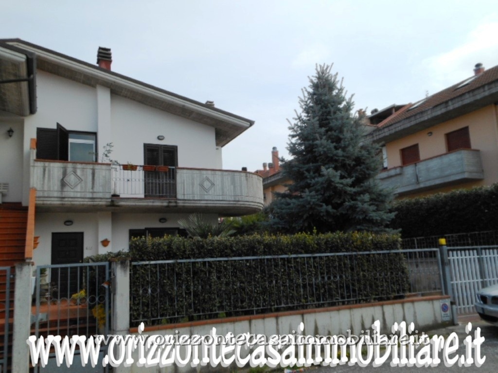 Villa a schiera a Folignano, 11 locali, 3 bagni, giardino privato