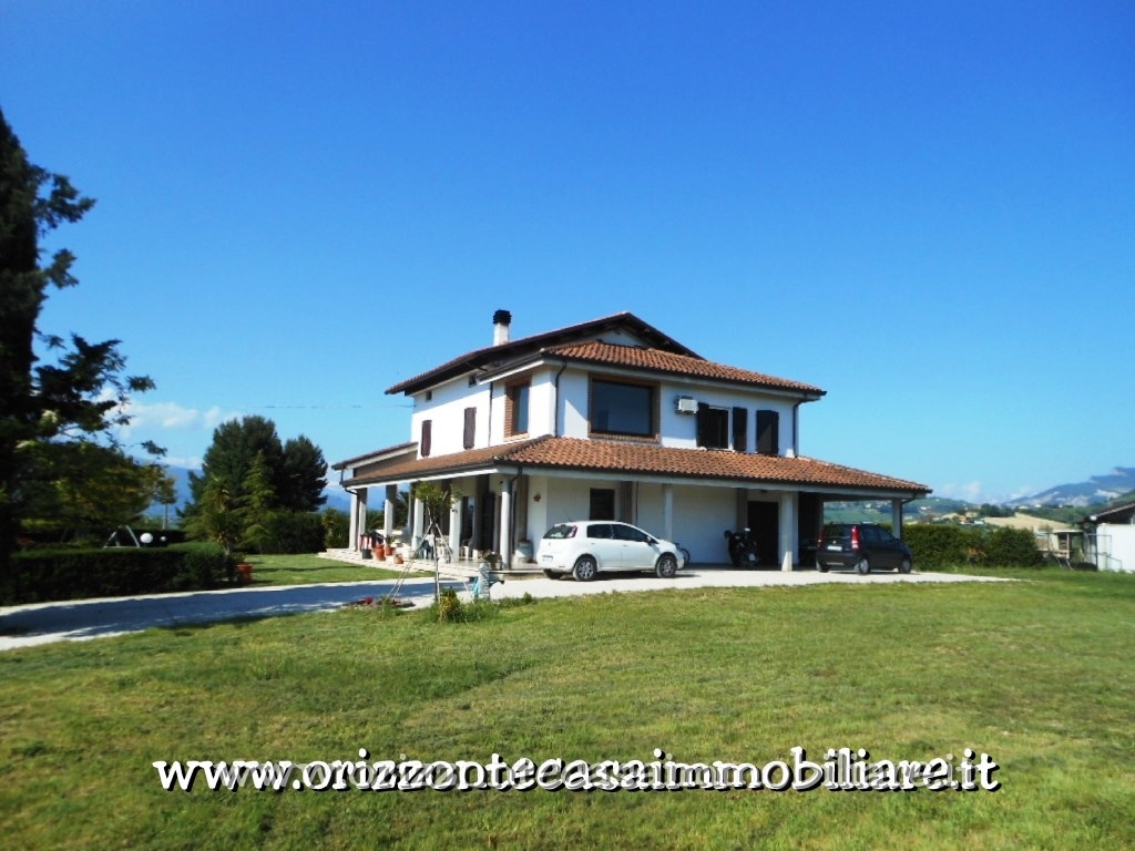 Villa singola ad Appignano del Tronto, 14 locali, 4 bagni, 292 m²