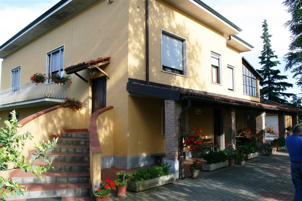 Casa indipendente a Tortona, 7 locali, 2 bagni, 380 m², 1° piano