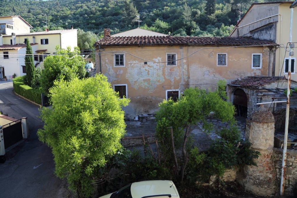 Rustico a Prato, 10 locali, 3 bagni, giardino privato, posto auto