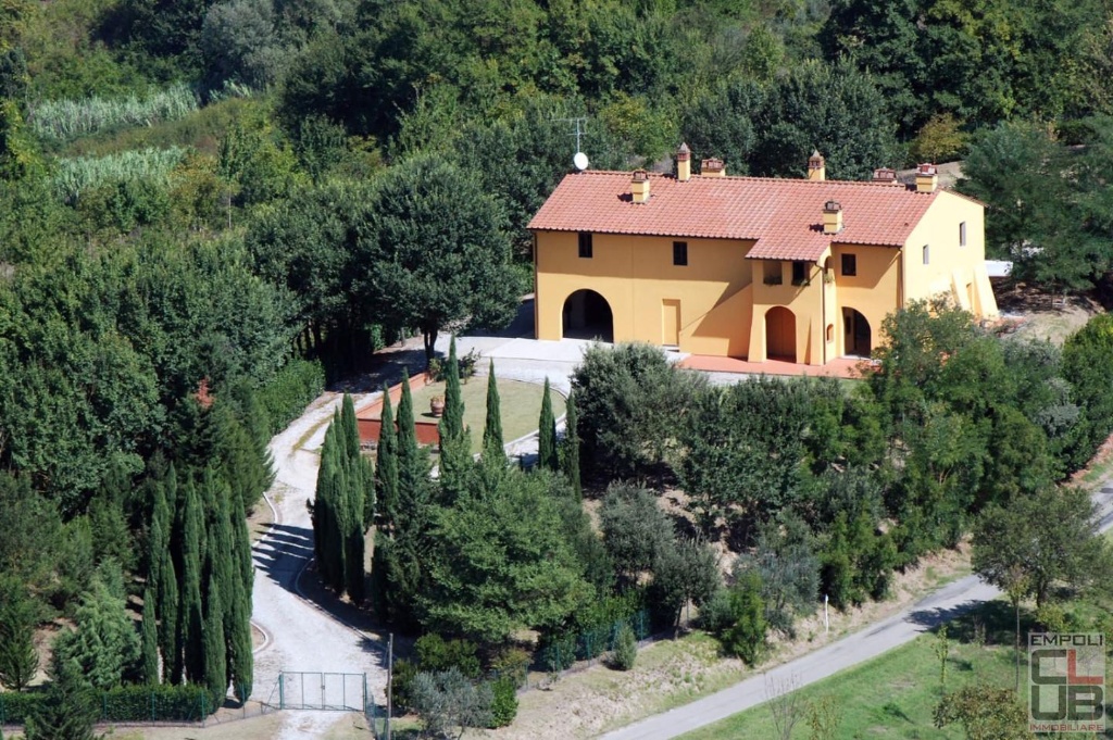 Casale a Empoli, 12 locali, 2 bagni, giardino privato, posto auto