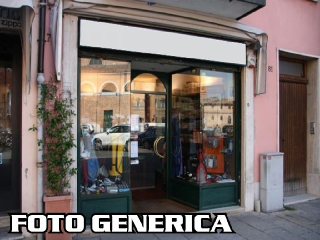 negozio in vendita a Pisa in zona Lungarni
